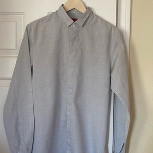 Hugo Boss slim fit dress shirt, 100% cotton size Medium
